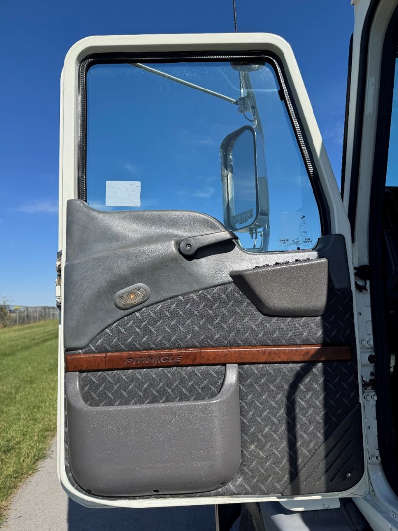 2017 MACK CXU613 - USED TRUCKS DAY CAB - image 11